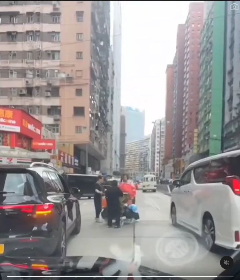 唐詩詠在街頭主動幫忙。 唐詩詠在街頭主動幫忙。
