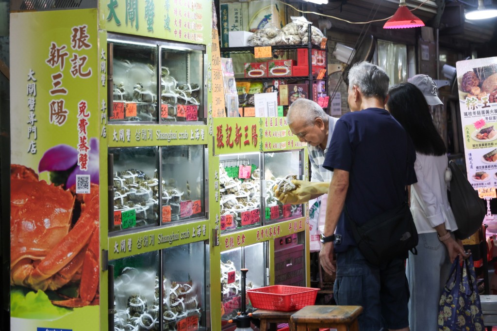 張先生坦言,雖然「北上買蟹」的市民的確有所增加,但內地銷售的大閘蟹質量未必有保證。 張先生坦言,雖然「北上買蟹」的市民的確有所增加,但內地銷售的大閘蟹質量未必有保證。