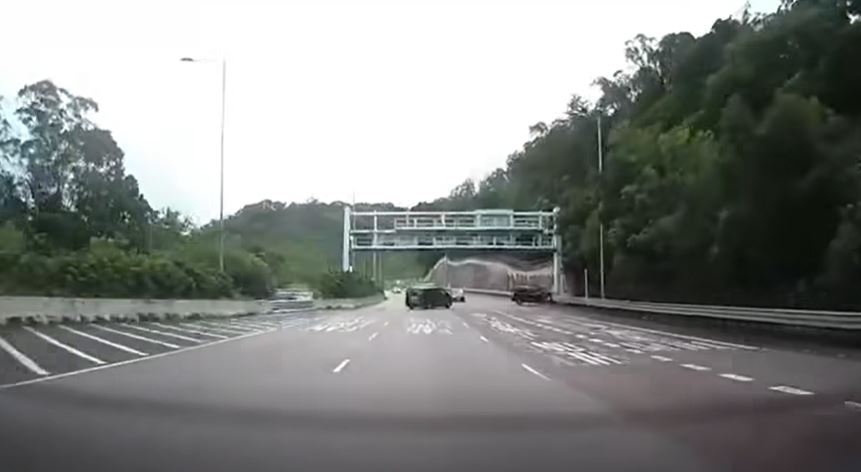 兩車擱在路中。fb馬路的事 (即時交通資訊台)Kwok Kin Wang影片截圖 