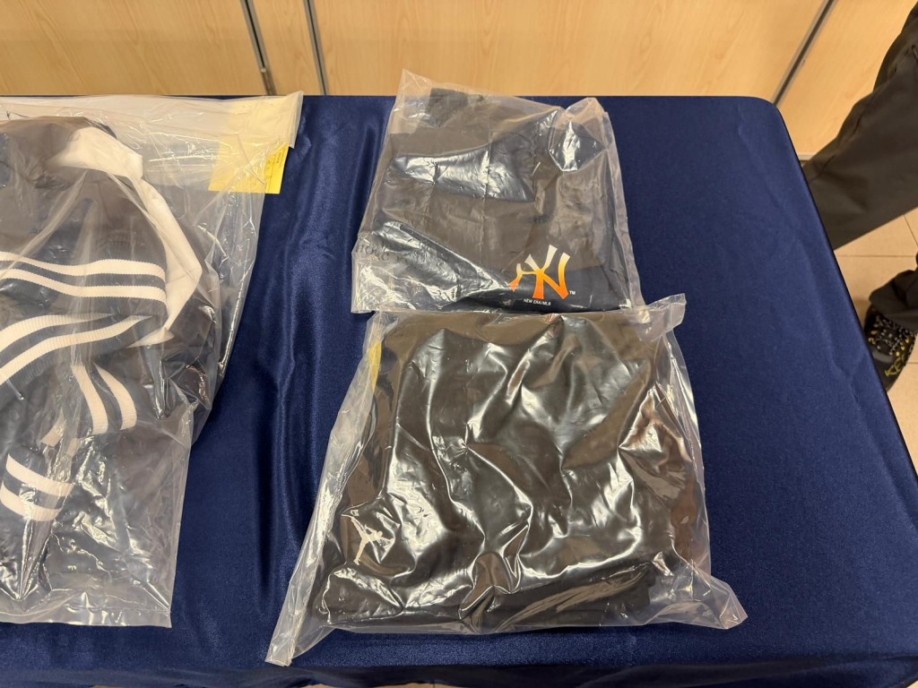 懷疑涉案人衣著。 懷疑涉案人衣著。