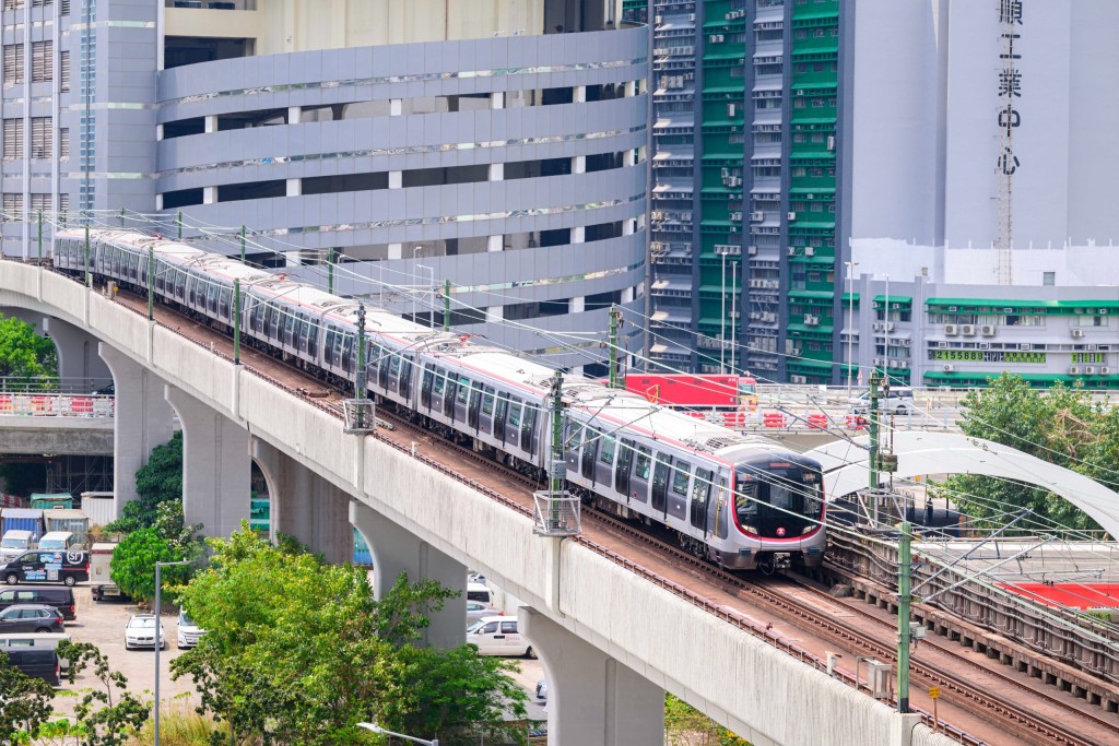 新列車配備「列車性能和健康監測系統」，結合新信號系統，讓港鐵可實時採集數據，監察列車及信號系統運作。
