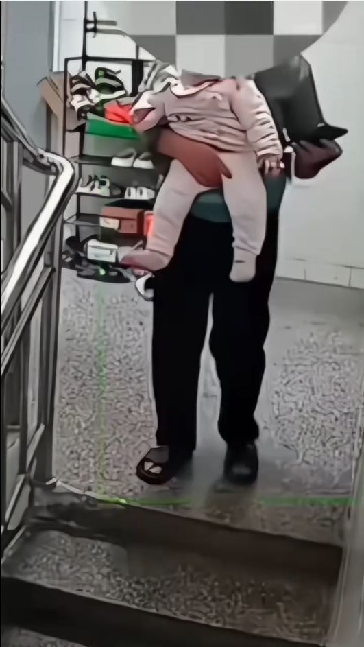 大妈只顾看手机害婴儿跌落楼梯。起点新闻