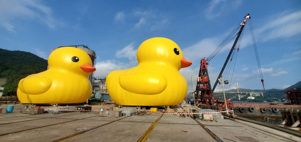 兩隻巨型橡皮鴨落水前，在青衣的香港船廠準備。楊偉亨攝