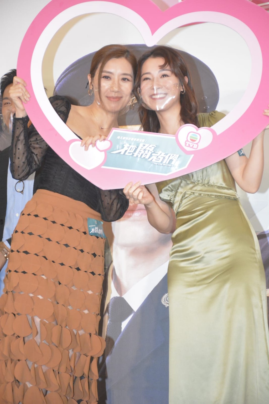 兩個冇玩She She。