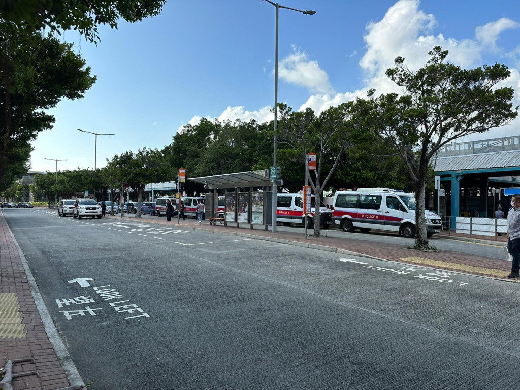 中環碼頭對開有十多架警車戒備。