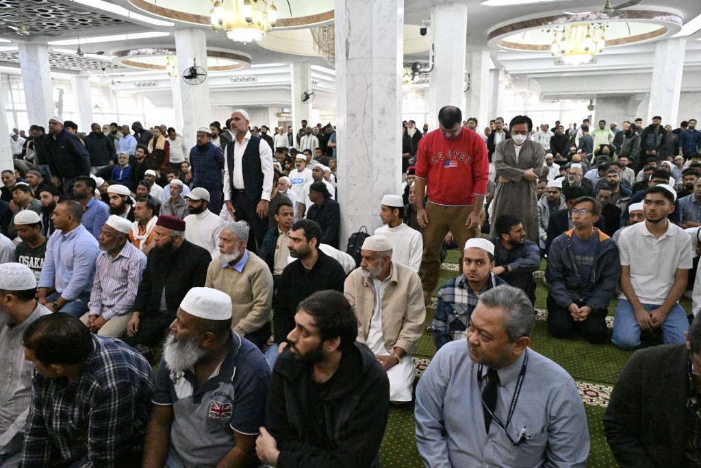 祈禱會於下午1時半開始，信眾的表情肅穆莊嚴。