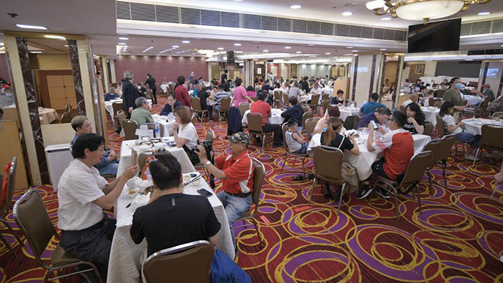 社交距離措施自4月21日起已作第一階段調整,晚市已恢復堂食。資料圖片