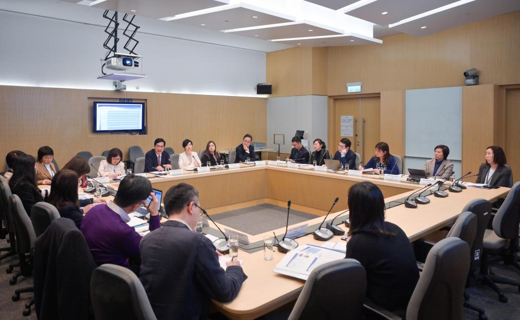 由财政司副司长黄伟纶领导的「推动长者友善楼宇设计」工作组，于2月初举行首次会议。