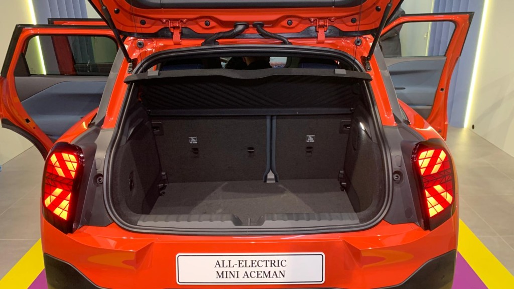 全新MINI Aceman尾箱容量可由300公升扩展至1,005公升。