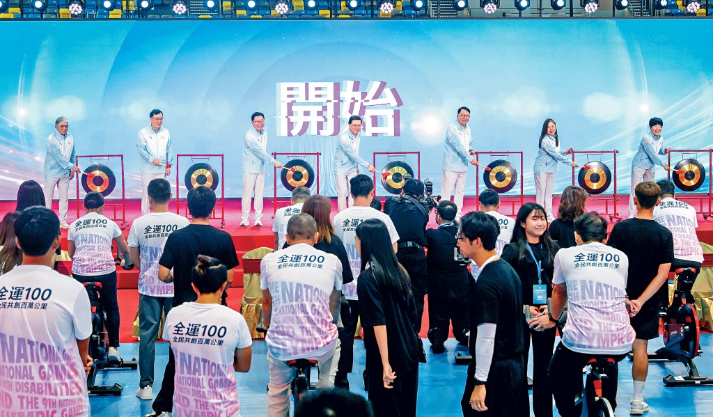 十五運會進入倒數100日，行政長官李家超（左四）、中聯辦主任周霽（左三）、政務司司長陳國基（右三）及文體旅局局長羅淑佩（右二）等，為香港賽區的倒數活動鳴鑼。