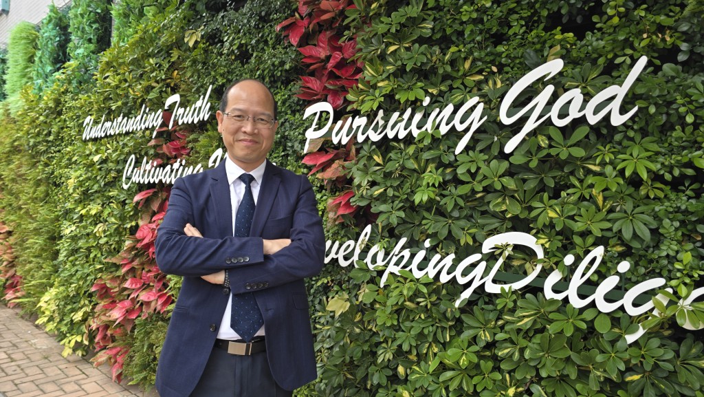 郑建德表示,取录海外生的好处,是协助学校国际化。梁子健摄 郑建德表示,取录海外生的好处,是协助学校国际化。梁子健摄