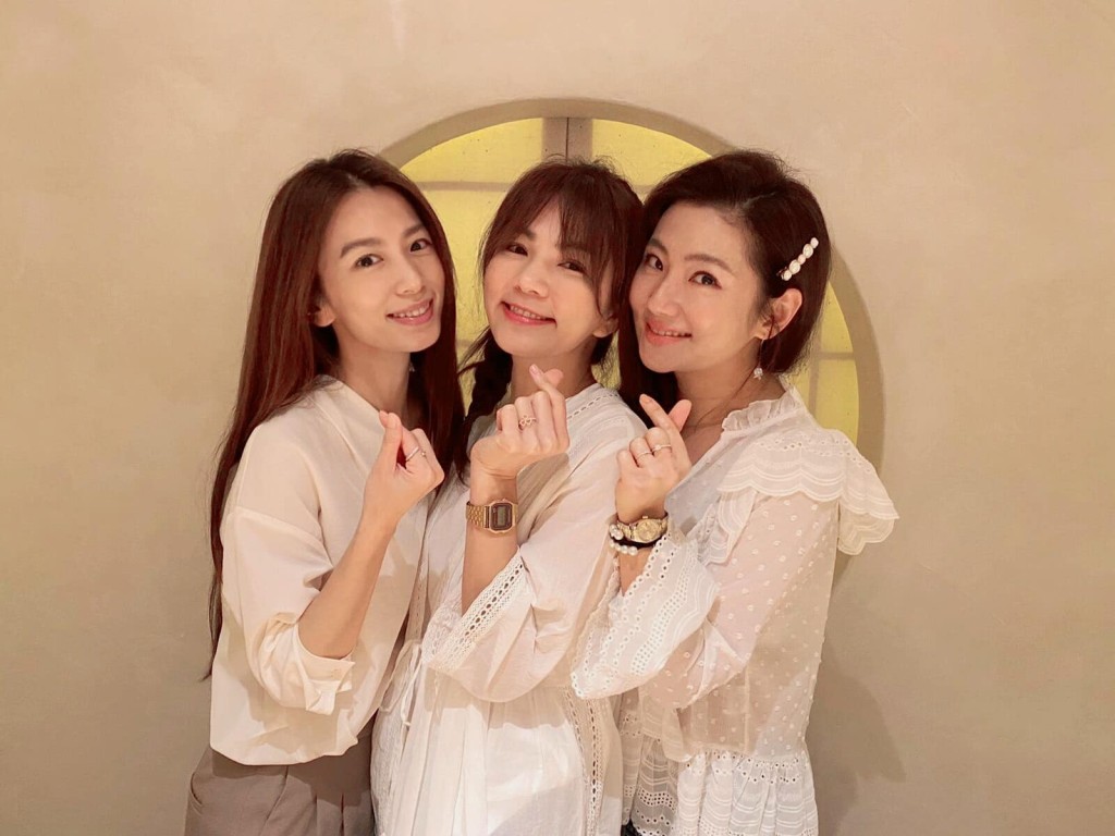 Selina還有兩位好姊妹一齊扶持熬過一切。