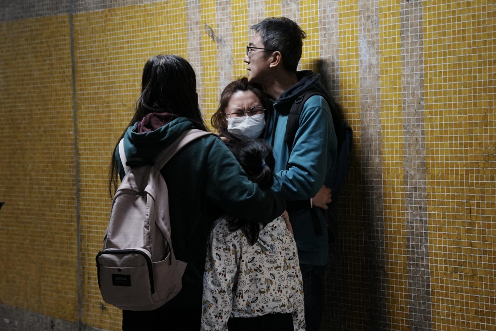 有多名居民得悉自己的家園被焚毀，情緒激動。