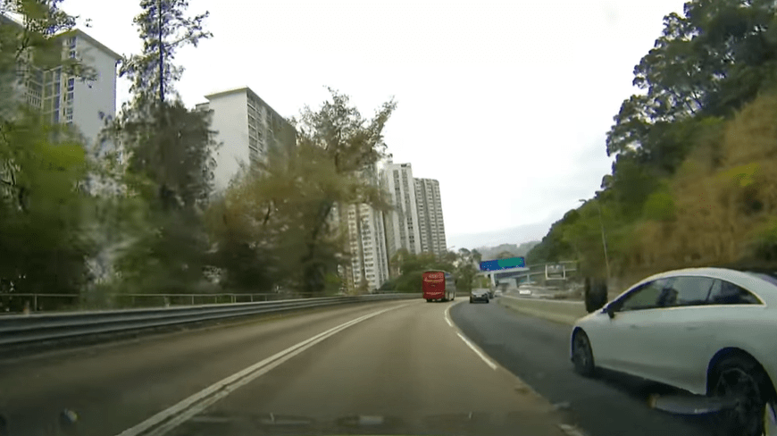 車胎飛上私家車擋風玻璃。fb車cam L（香港群組）Ste De