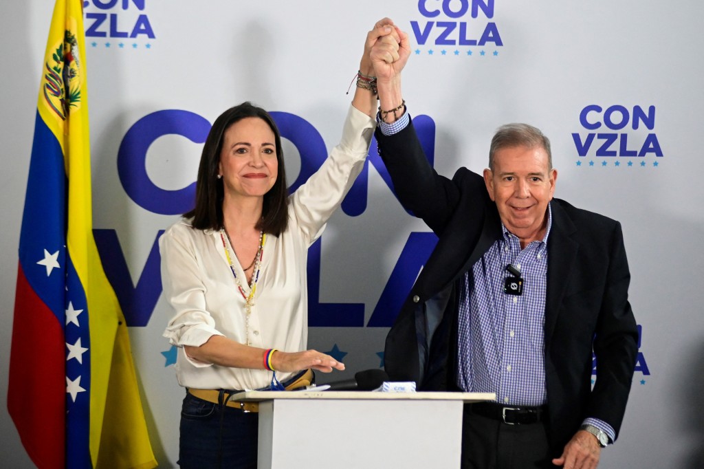 反对派总统候选人冈萨雷斯（右）和反对派领袖马查多举行记者会，宣布获胜。路透社