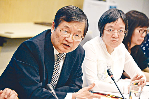 歷史專責委員會主席梁元生強調，初中中史科新課綱加入香港史內容，是「香港人的中國歷史」。