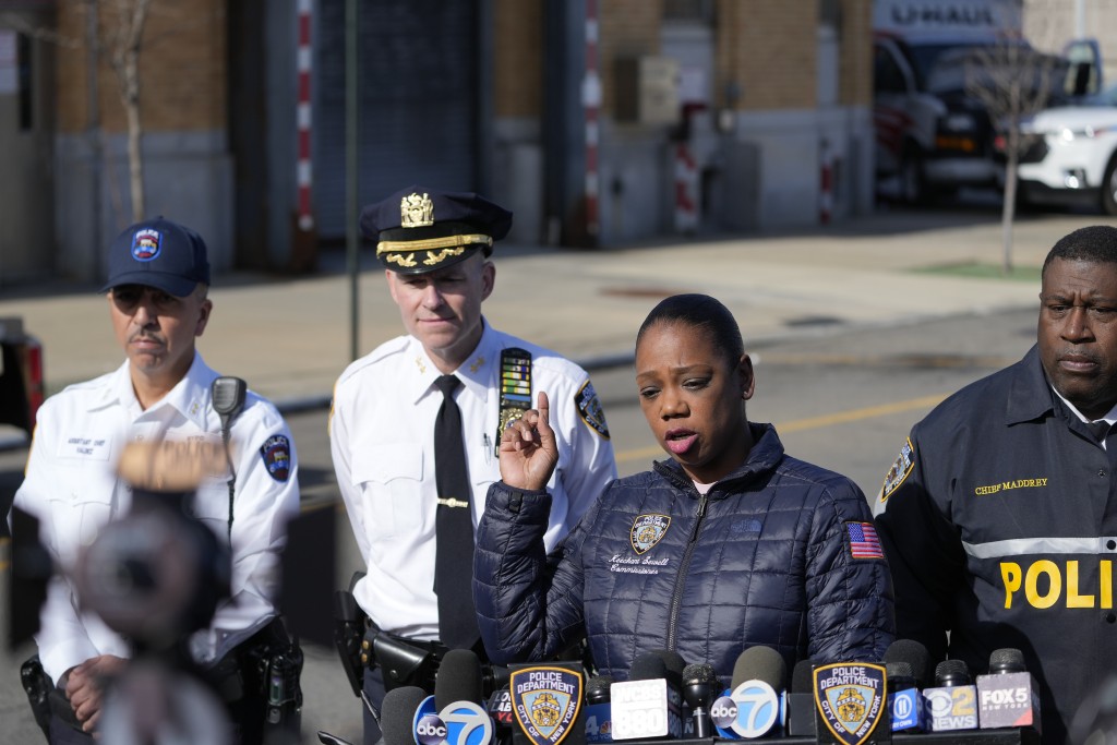 纽约市警察局长休厄尔（Keechant Sewell）在货车被截停的十字路口召开记者会，形容被捕男子行为疯狂。AP