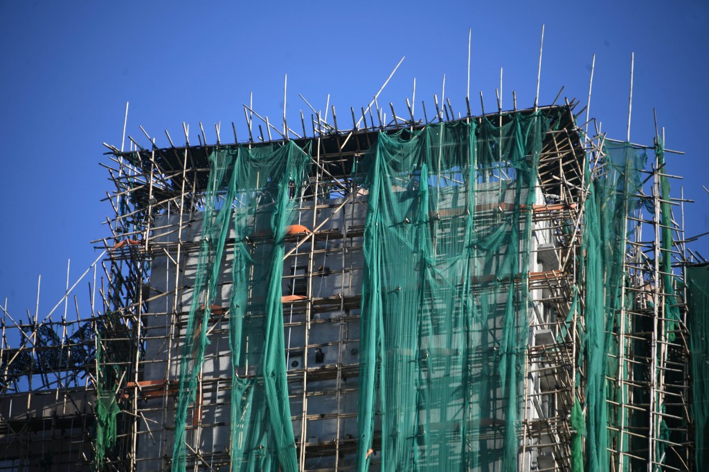 大埔宏福苑大維修項目工程顧問由「鴻毅建築師有限公司」擔任。