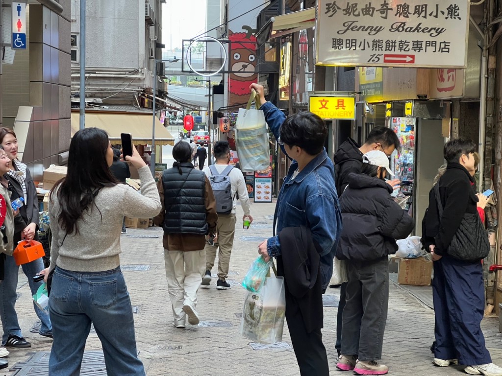 有遊客在店外卡。曹露尹攝