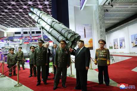 金正恩向绍伊古介绍北韩武器。美联社