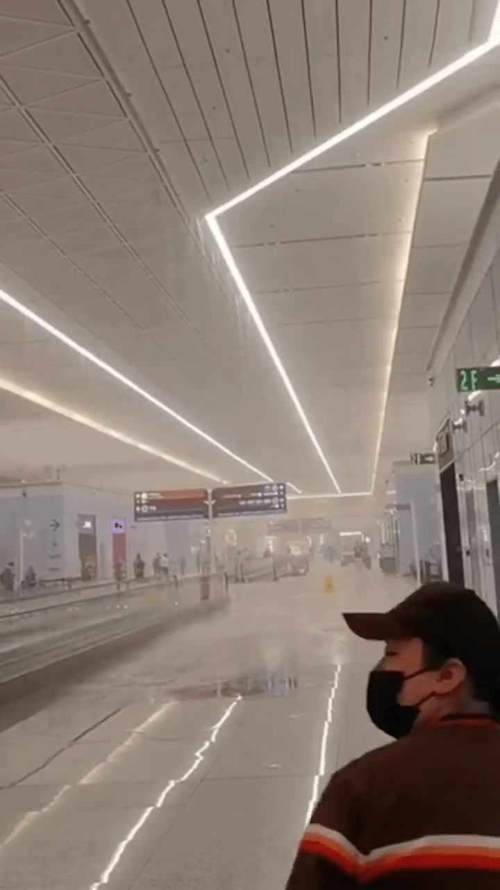 冰雹襲西安機場,新航站樓秘變「水簾洞」。 冰雹襲西安機場,新航站樓秘變「水簾洞」。