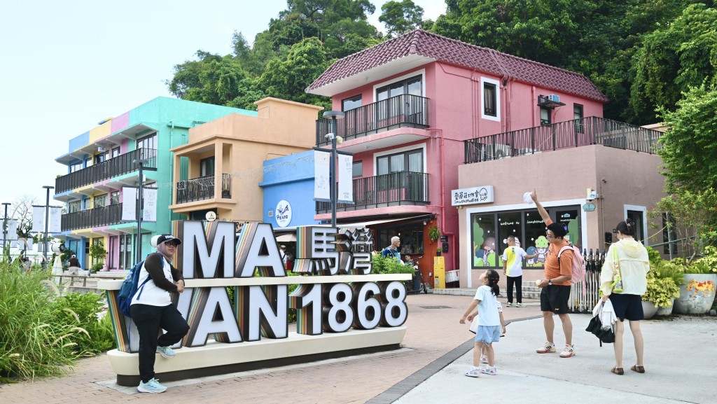 十一黃金周｜市民引內地友體驗馬灣慢活步調 讚「多巴胺風格」建築愜意 文創餐飲商戶嘆銷情轉靜