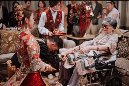 楊明在婚禮向岳母跪地奉茶，莊母伸手輕撫神情欣慰。