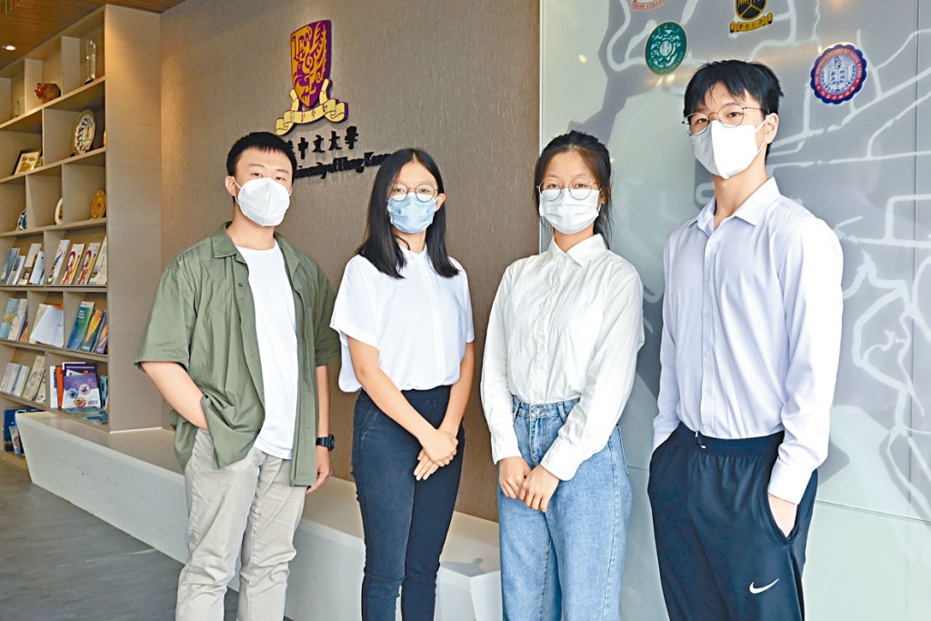 嚴梓樂（右一）坦言憑着文憑試成績，難以入讀大學，慶幸通過首屆直接錄取計畫，獲中大訊息工程學取錄。旁為吳海華（左起）、陳映言及朱翠銀。