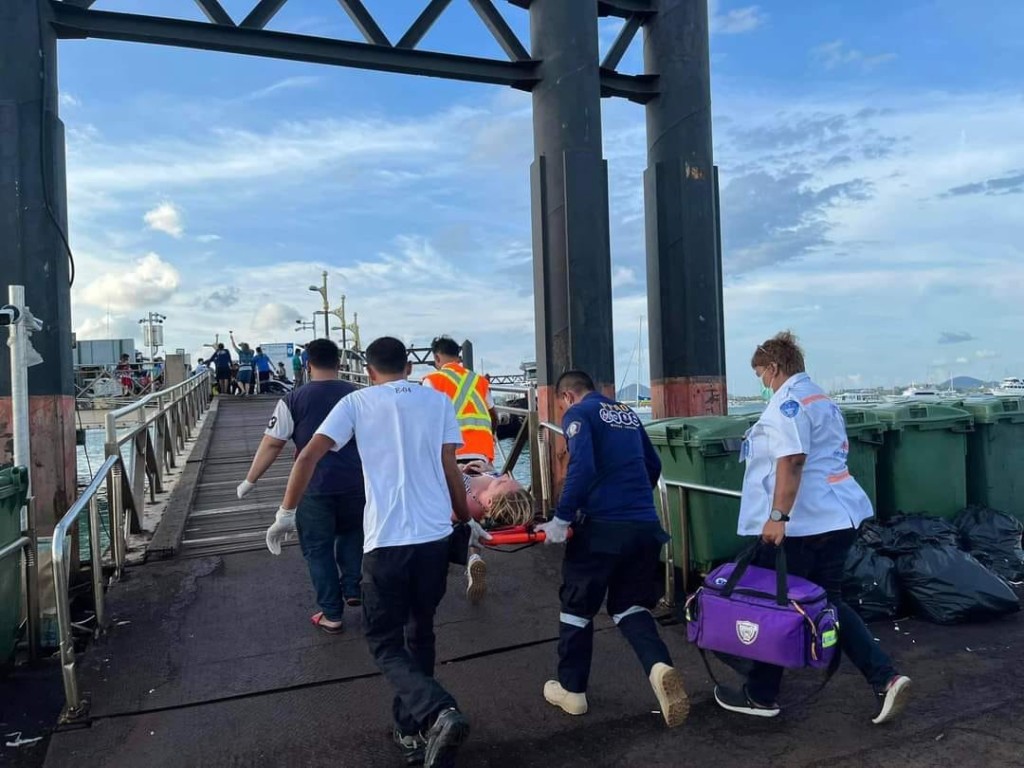 救援人员拯救伤者。泰国海事处FB