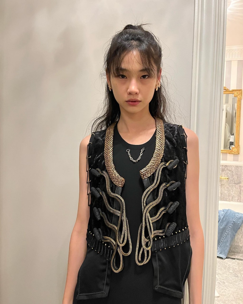 鄭浩妍一雙手臂勁幼。