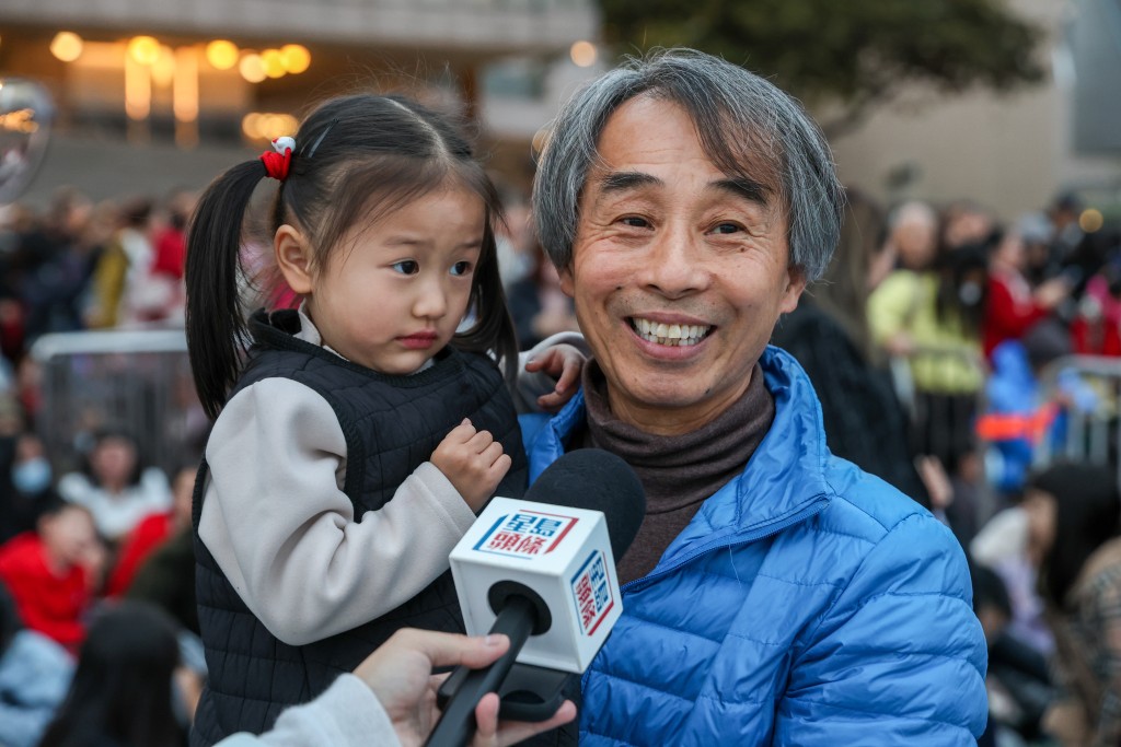 劉先生稱等待煙花匯演並不辛苦，很期待很開心。