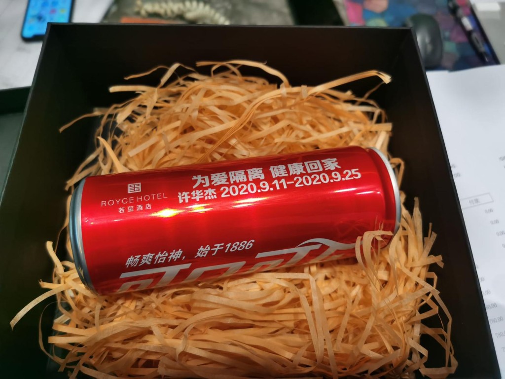 接受在內地酒店接受隔離期間，許華獲贈特別版罐裝可樂。許華傑提供圖片