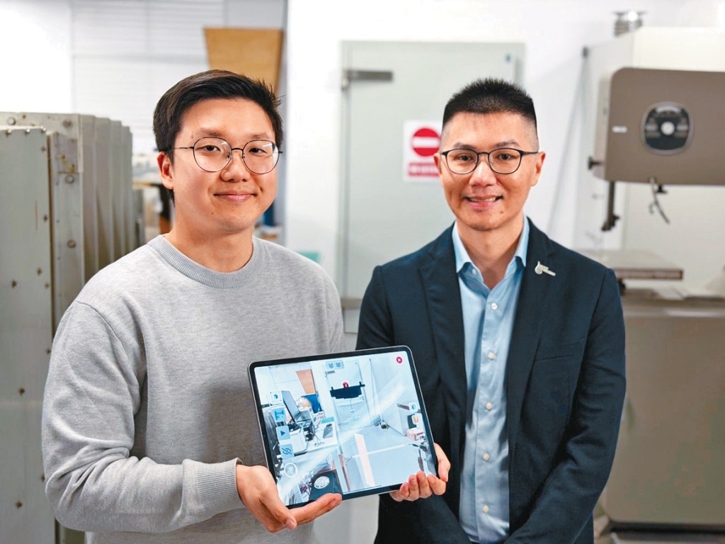 李建邦（右）表示，即使在學校以外的地方，只要學生有智能設備，也可以學習和實驗室相關的知識。左為朴延鎮。