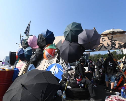 中大的示威者要求政府承諾，不會取消或延遲區議會選舉。