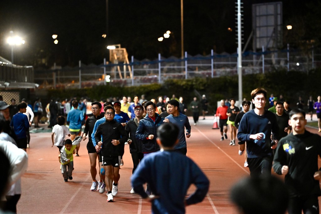 《星島頭條》記者到現場觀察,逾百跑手一同練跑。劉駿軒攝 《星島頭條》記者到現場觀察,逾百跑手一同練跑。劉駿軒攝