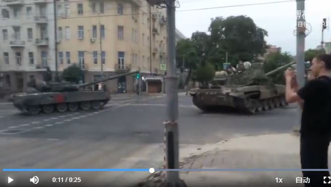 羅斯托夫街頭有雇擁軍團的坦克。