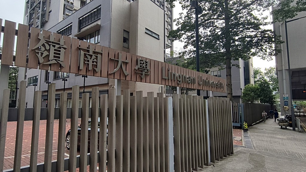 探員去嶺大搜證。徐裕民攝 探員去嶺大搜證。徐裕民攝