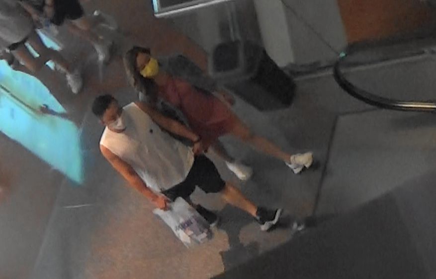 見女友黑晒面,Amigo即拖實對方手仔。