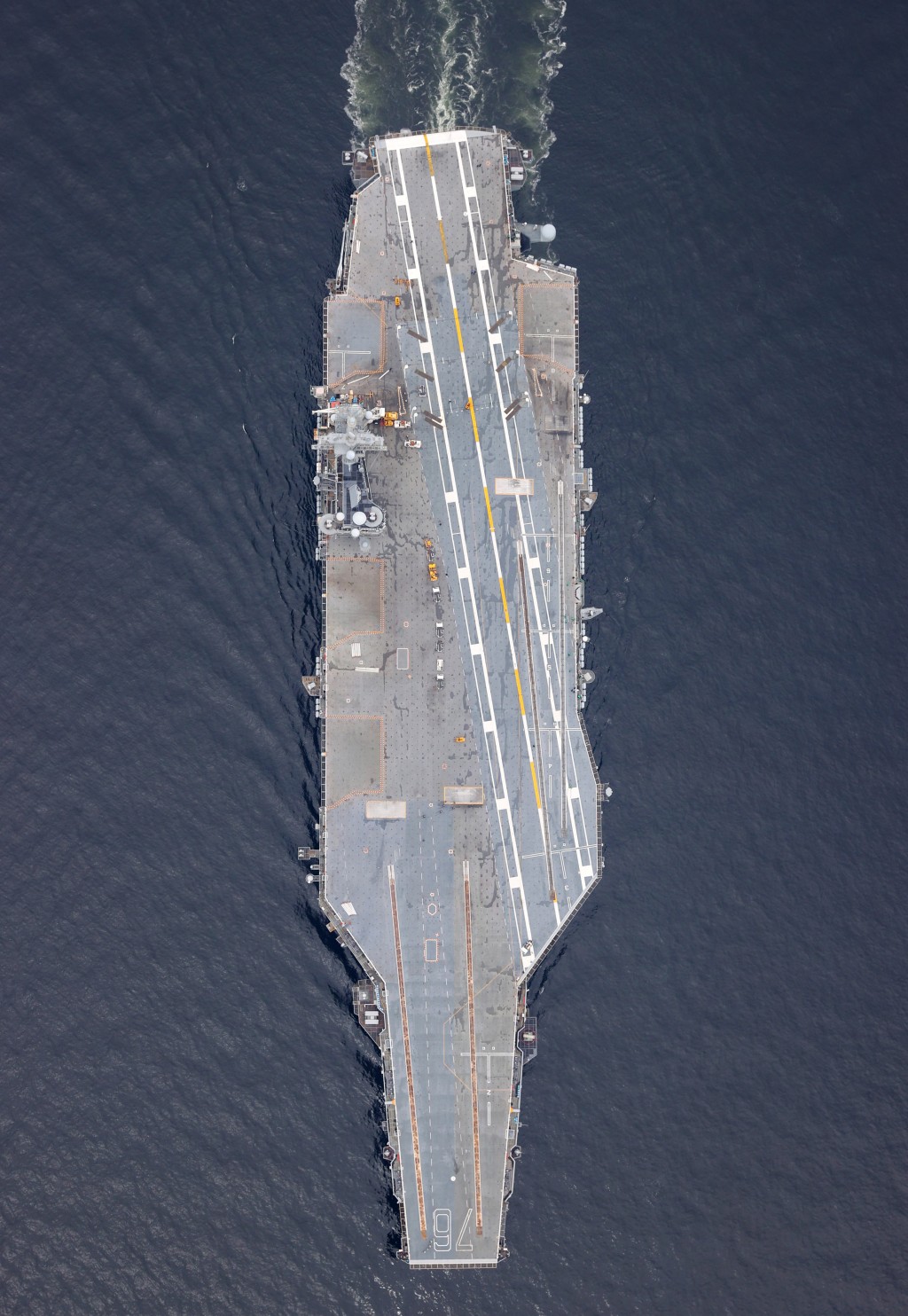 列根号航母（CVN-76）2003年入役，舰岛位处舰体右舷中后方。法新社
