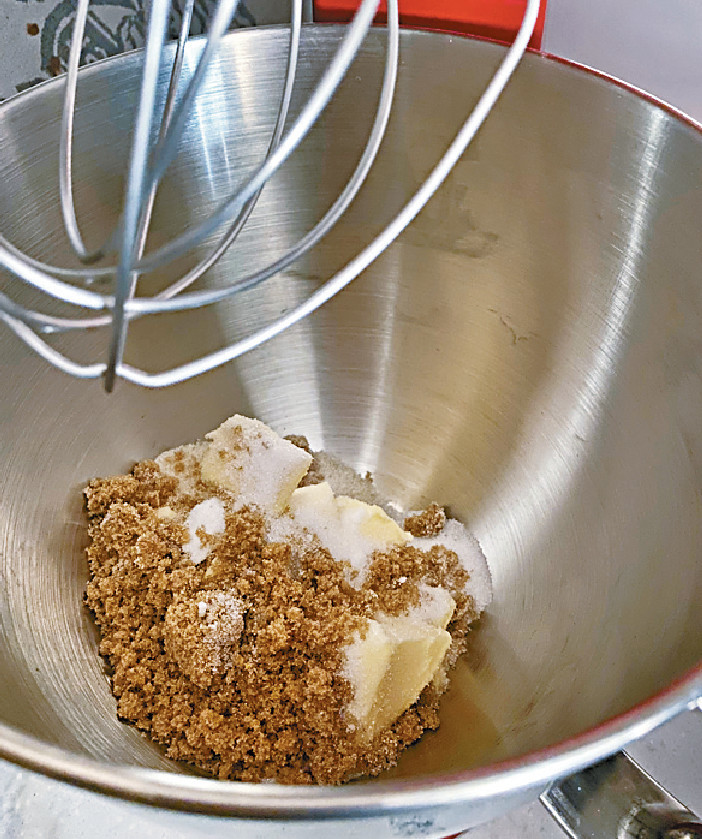 將牛油、幼沙糖、金色幼砂糖和啡糖用攪拌器拌勻。