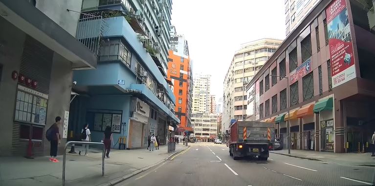 寶馬剷上行人路撞倒兩途人。FB車cam L（香港群組）