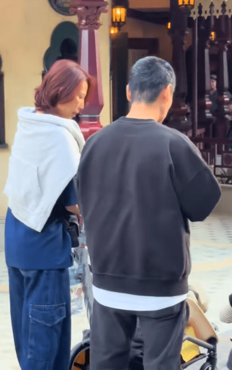 蔡少芬及張晉近日於香港迪士尼被捕獲。
