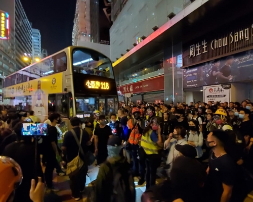 當晚旺角有大批示威者堵路。資料圖片