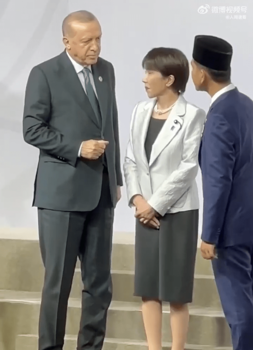 網上流傳影片顯示，高市站在土耳其總統埃爾多安與印尼副總統拉卡之間，兩人正隔着她交談，高市則站在「夾心位」，場面微妙。