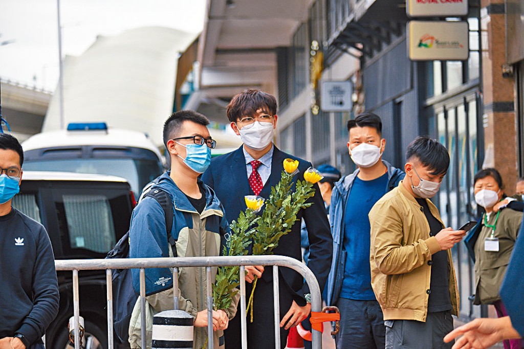 張同學持花排隊進場弔唁。