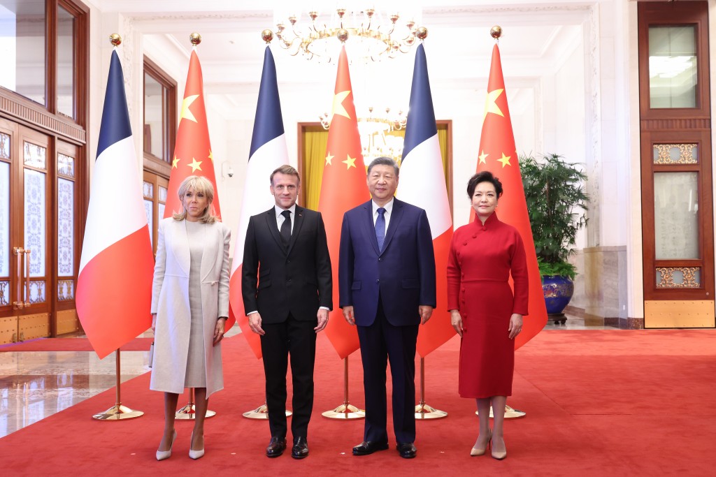 習近平和夫人彭麗媛在人民大會堂北大廳為馬克龍和夫人布麗吉特舉行歡迎儀式。中新社