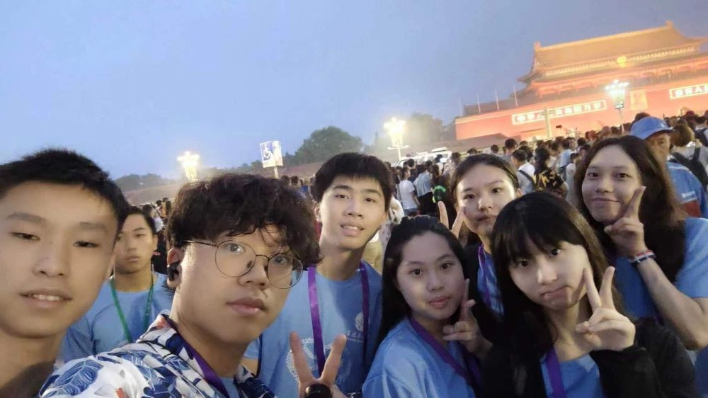 8月2日早上,我們F組凌晨堅定不移地,一同步行到天安門廣場,觀賞震撼人心的升國旗儀式。