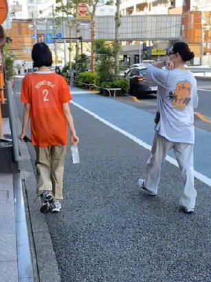 二人刻意保持一個身位距離。