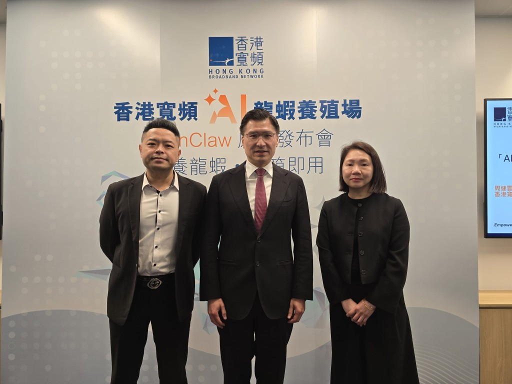 左起：香港寬頻企業方案技術業務總經理周健雲、立法會科技創新界議員邱達根、香港寬頻住宅方案行政總裁蕭容燕。