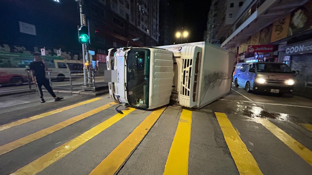 涉事運豬車橫亙路中,路面留有約25米長的煞車胎痕,約3米長鐵欄亦被撞毀。蔡楚輝攝 涉事運豬車橫亙路中,路面留有約25米長的煞車胎痕,約3米長鐵欄亦被撞毀。蔡楚輝攝